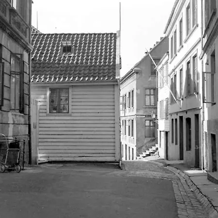 Dinbnb L 50 Meters To Bryggen L New 2023 L Sunny Backyard Lejlighed