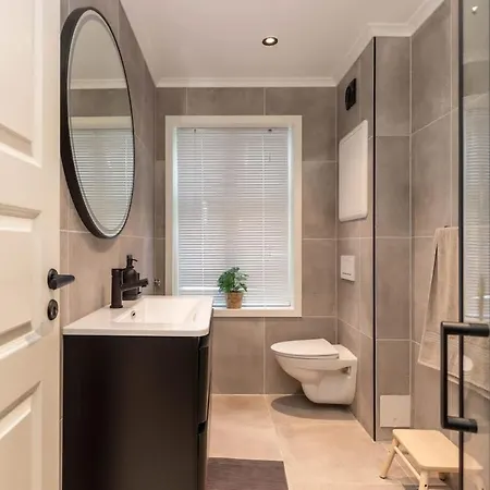 Dinbnb L 50 Meters To Bryggen L New 2023 L Sunny Backyard Lejlighed *