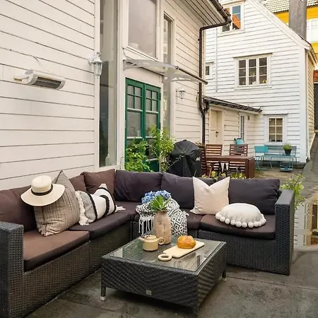 Lejlighed Dinbnb L 50 Meters To Bryggen L New 2023 L Sunny Backyard Bergen