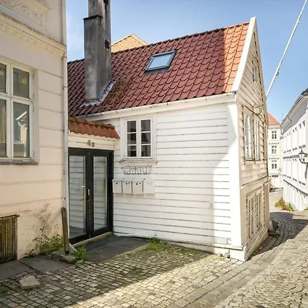 Dinbnb L 50 Meters To Bryggen L New 2023 L Sunny Backyard Leilighet